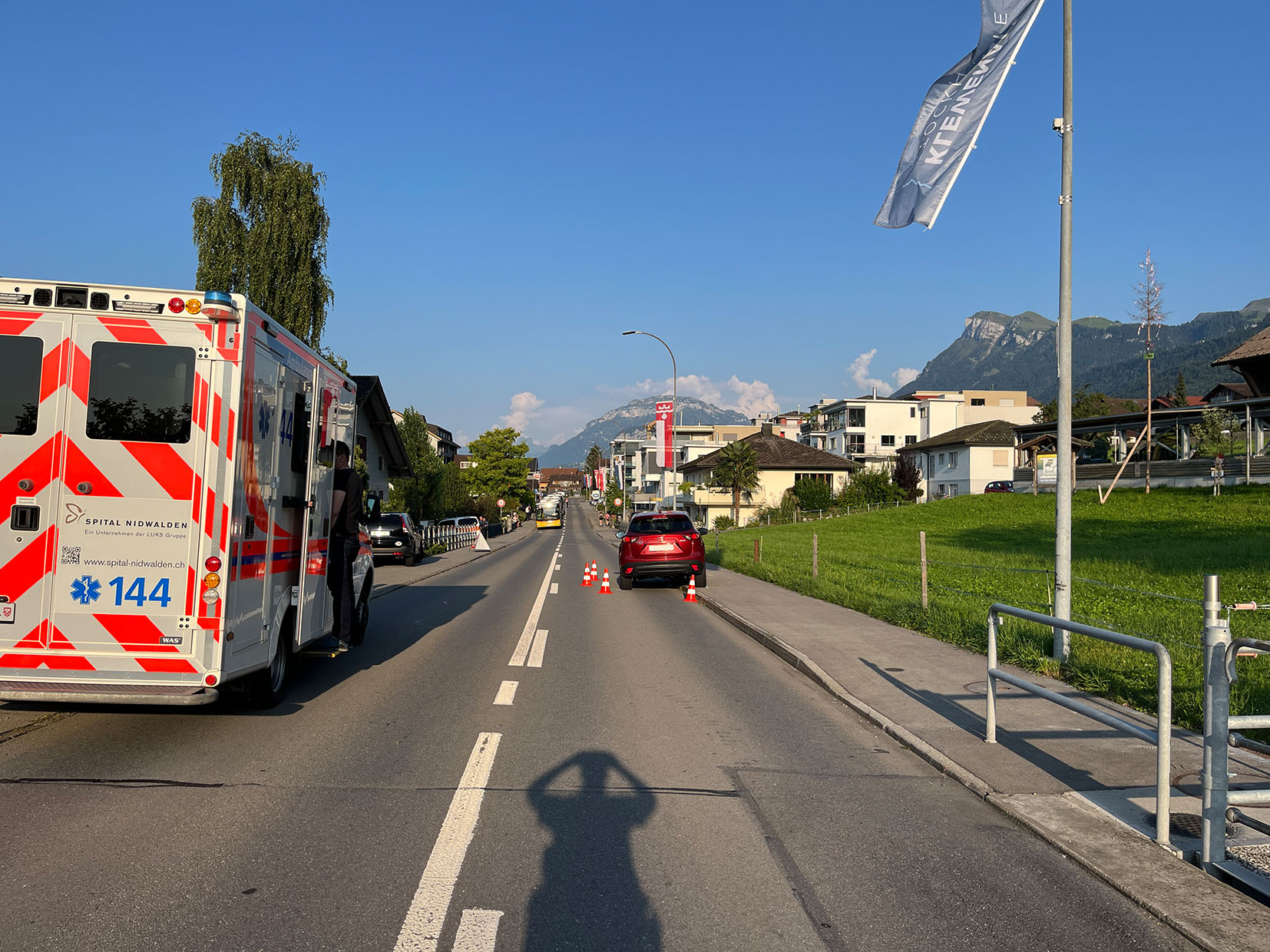 Schwerer Verkehrsunfall in Beckenried: 82-jährige Fussgängerin lebensgefährlich verletzt – Zeugen gesucht