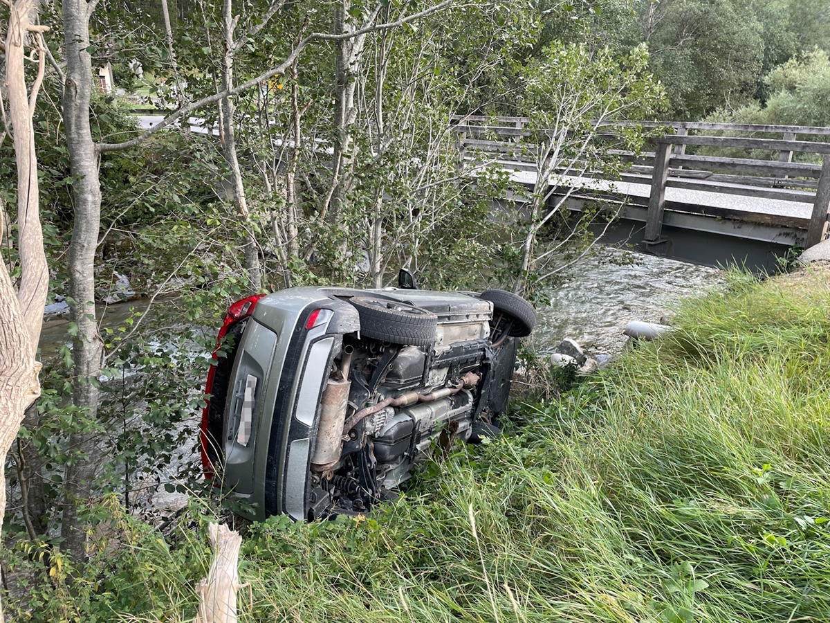 Surava GR: Auto mit Kindern rollt Richtung Fluss und kippt – Glück im Unglück