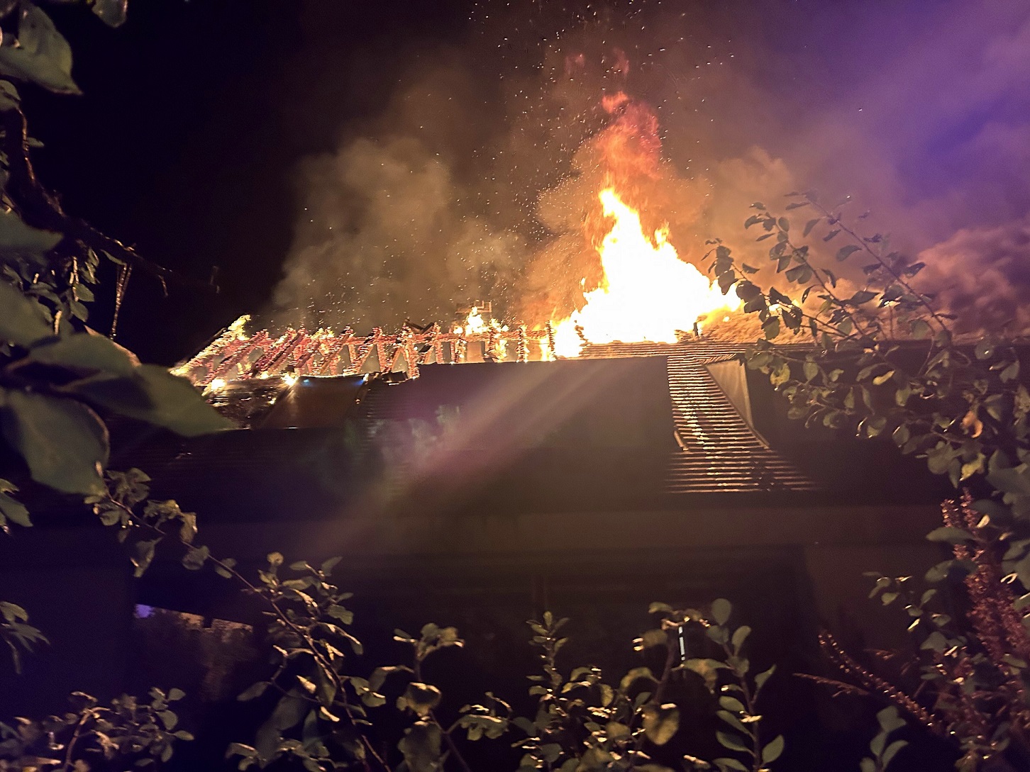 Dachstockbrand in Neuhausen am Rheinfall SH: Feuerwehr löscht Flammen erfolgreich