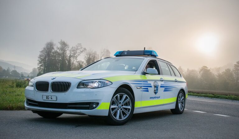 Wohlen AG: Mit Schachtdeckel in Elektronikladen eingebrochen – Täter entkommen