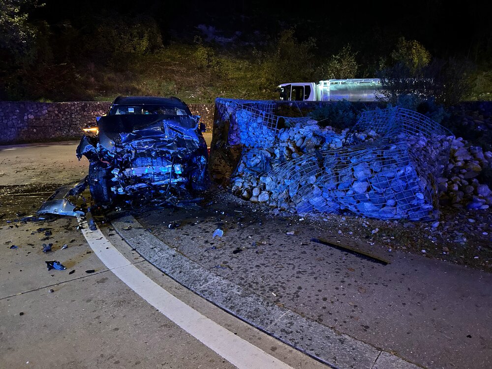 Heftiger Selbstunfall in Mellingen AG: Totalschaden an BMW X5 nach Kollision mit Steinkörben
