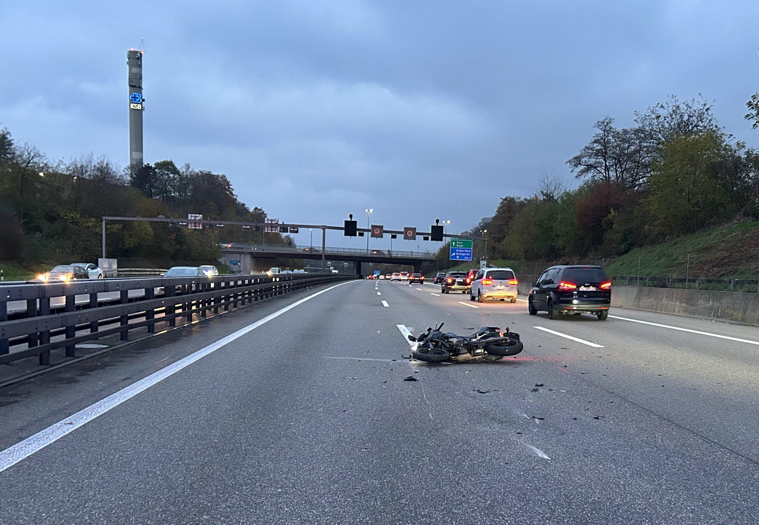 Schwerer Motorradunfall auf der A1 bei Dättwil AG: Biker schwer verletzt