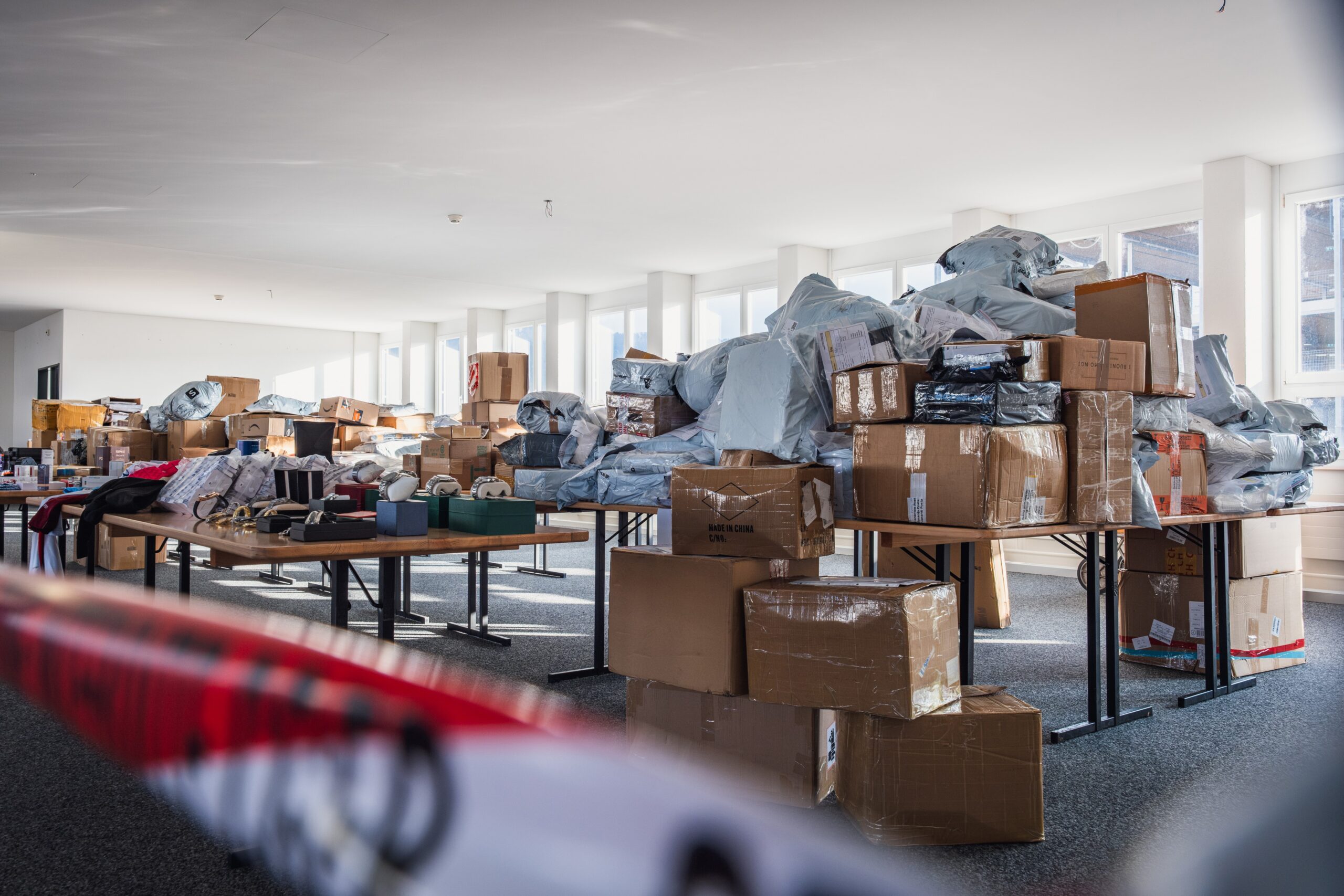 Schwerpunktkontrolle im Online-Handel: BAZG stellt Medikamente, Markenfälschungen und Waffen sicher