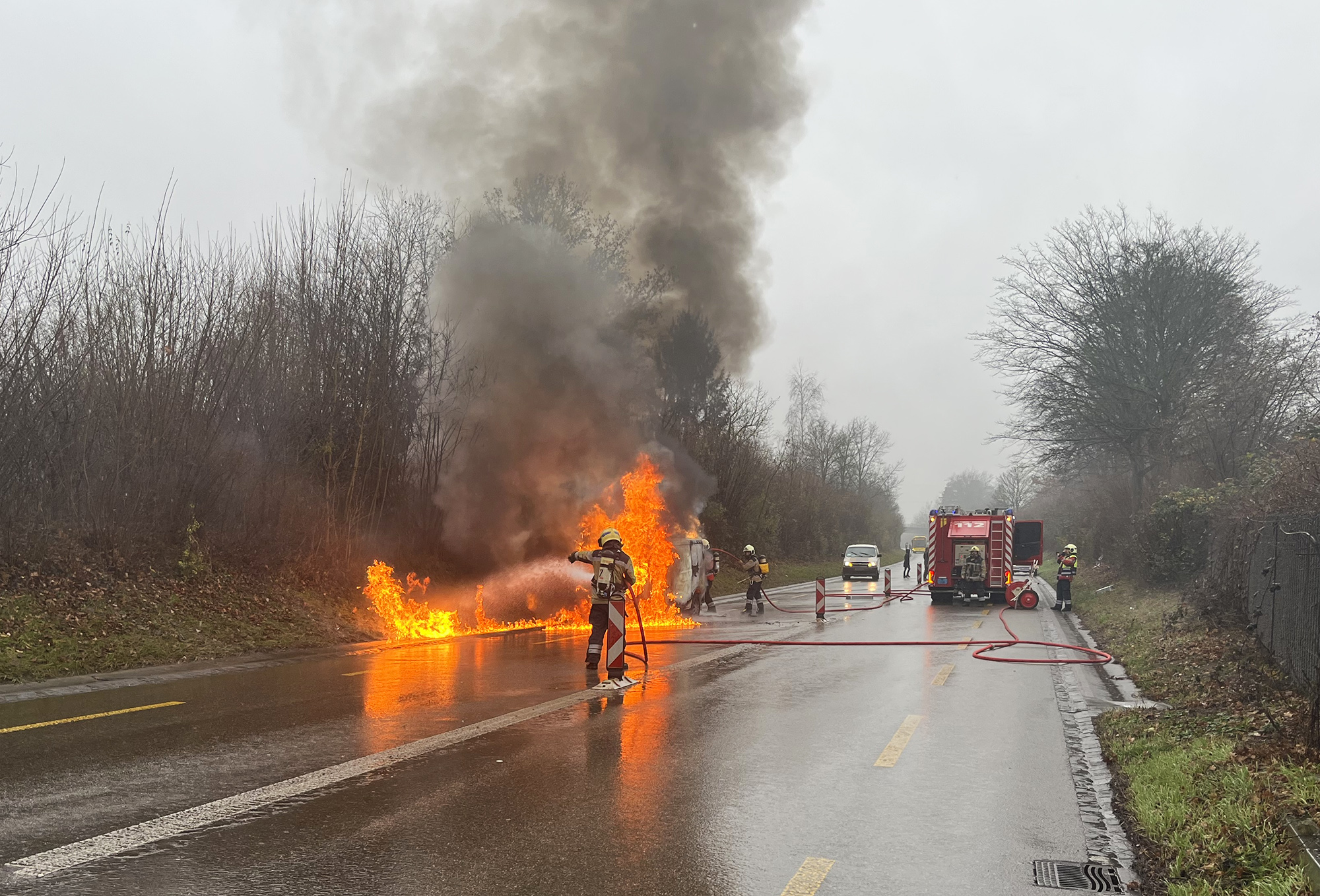 Münchenstein BL: Lieferwagen in Vollbrand – Totalschaden