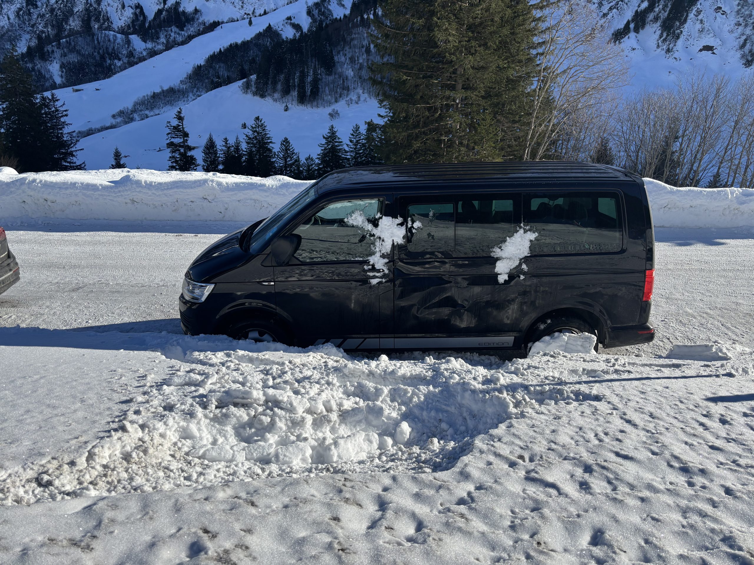 Elm GL: Gleitschirmflieger kracht in parkierte Autos