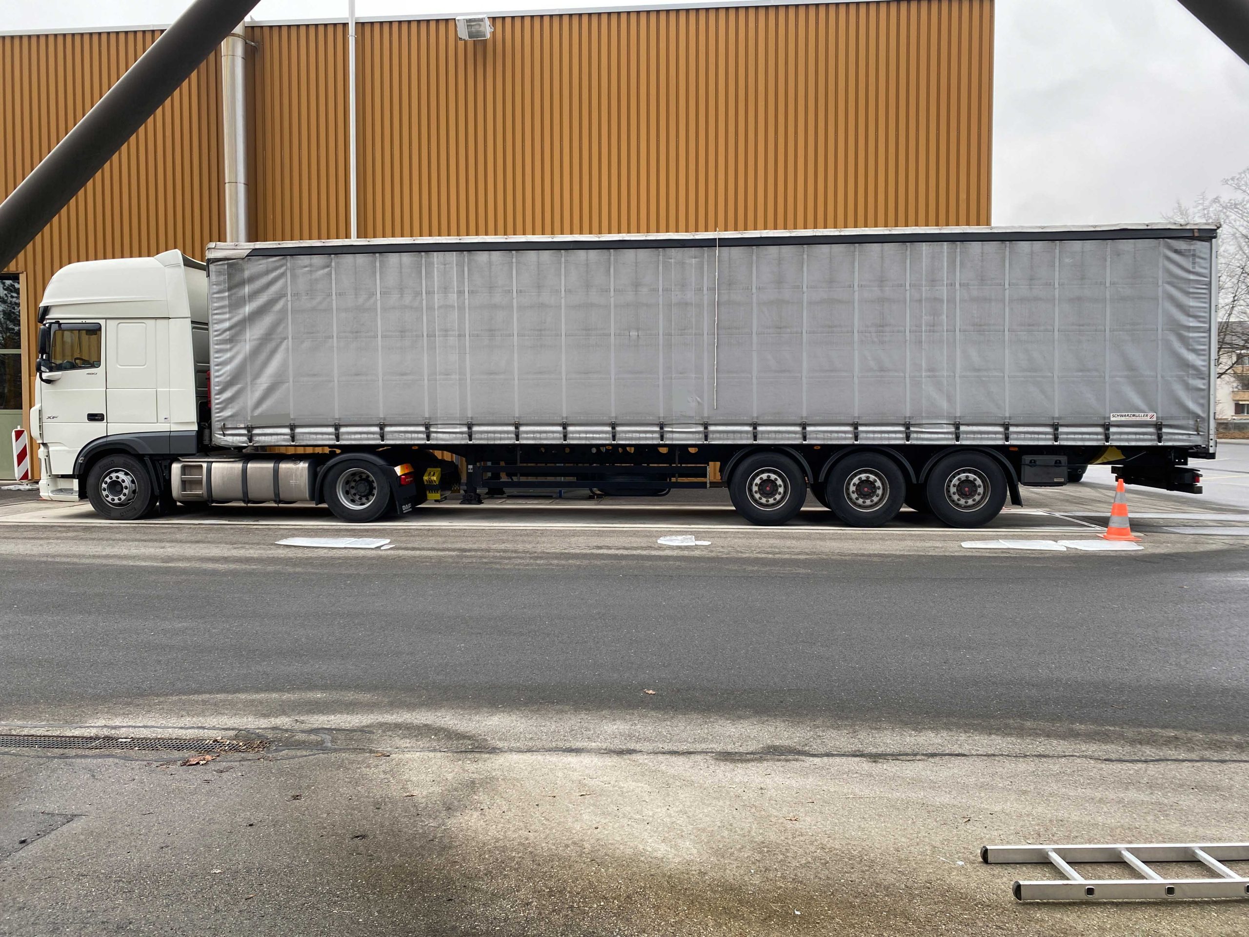 Risch Rotkreuz: Eisplatten von Lastwagen gefährden den Verkehr – Chauffeur gestoppt