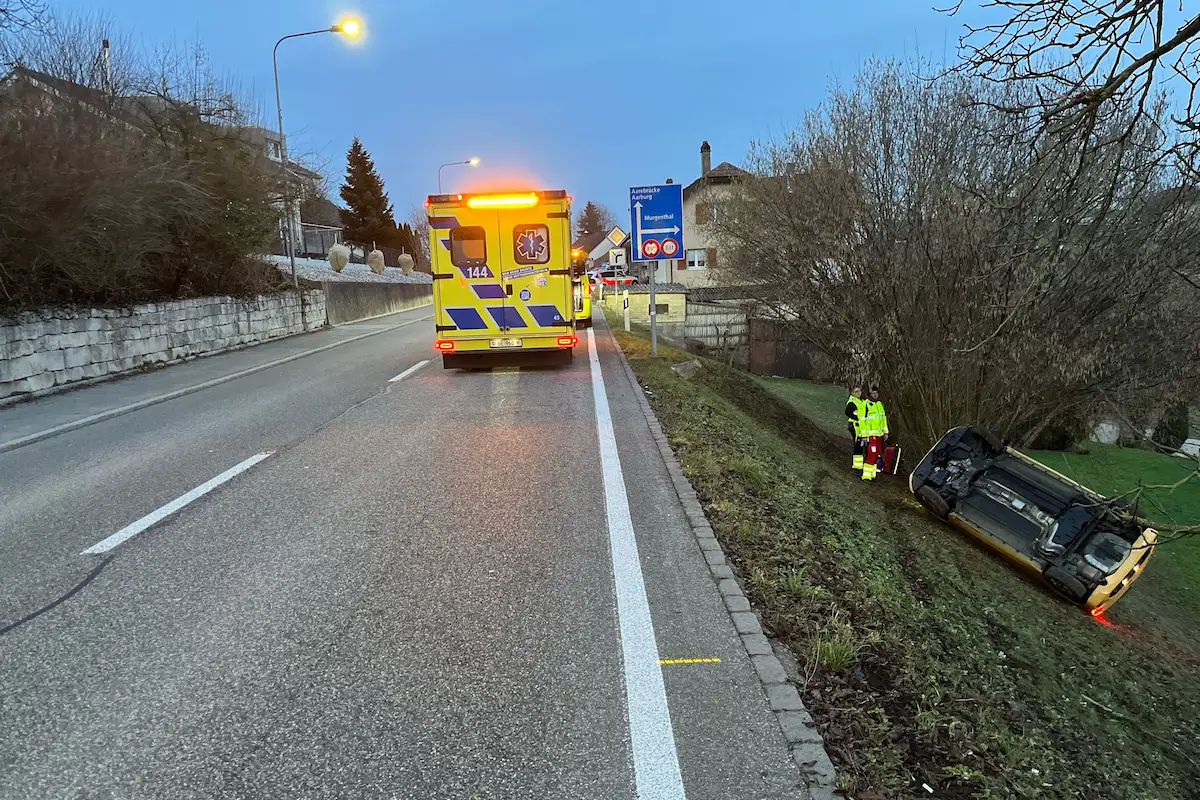 Wolfwil SO: Auto rutscht Böschung hinunter – Lenker und Mitfahrerin unverletzt