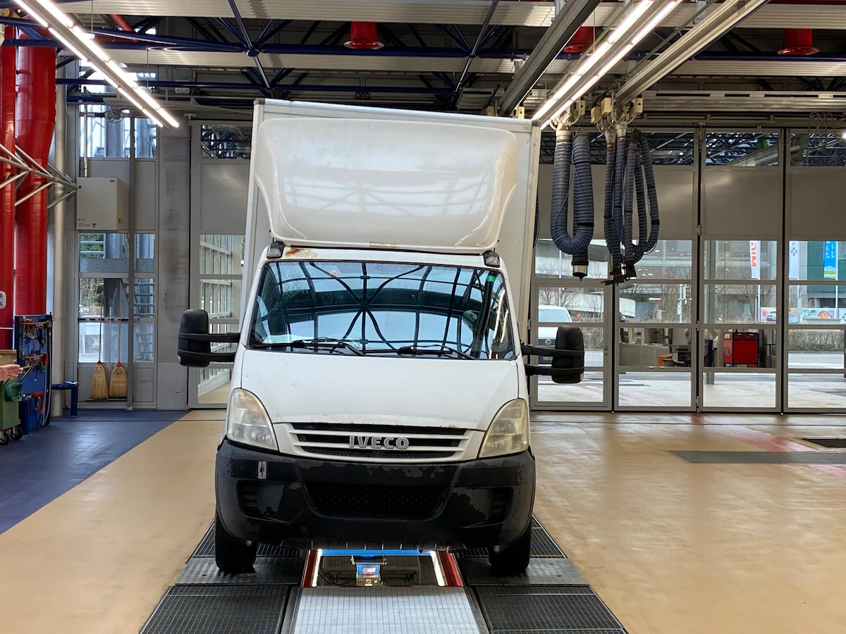 Cham/A4 ZG: Lieferwagen in Schräglage gestoppt – Stilllegung wegen gravierender Mängel