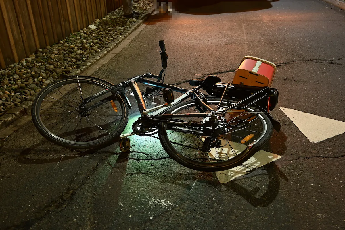 Buchs SG: Autofahrer flüchtet nach Kollision mit E-Bike – Zeugenaufruf