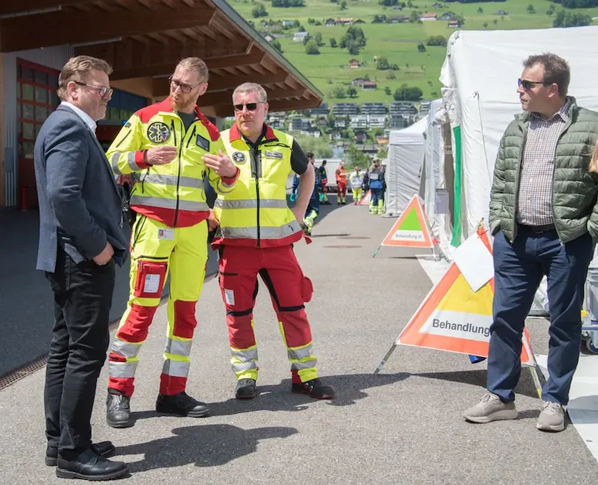 Einsatzleiter und Regierungsräte bei Sanitätsübung in Buochs im Gespräch