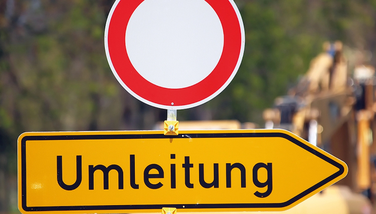 Strassensperrung mit Umleitungsschild bei Verkehrsbehinderung