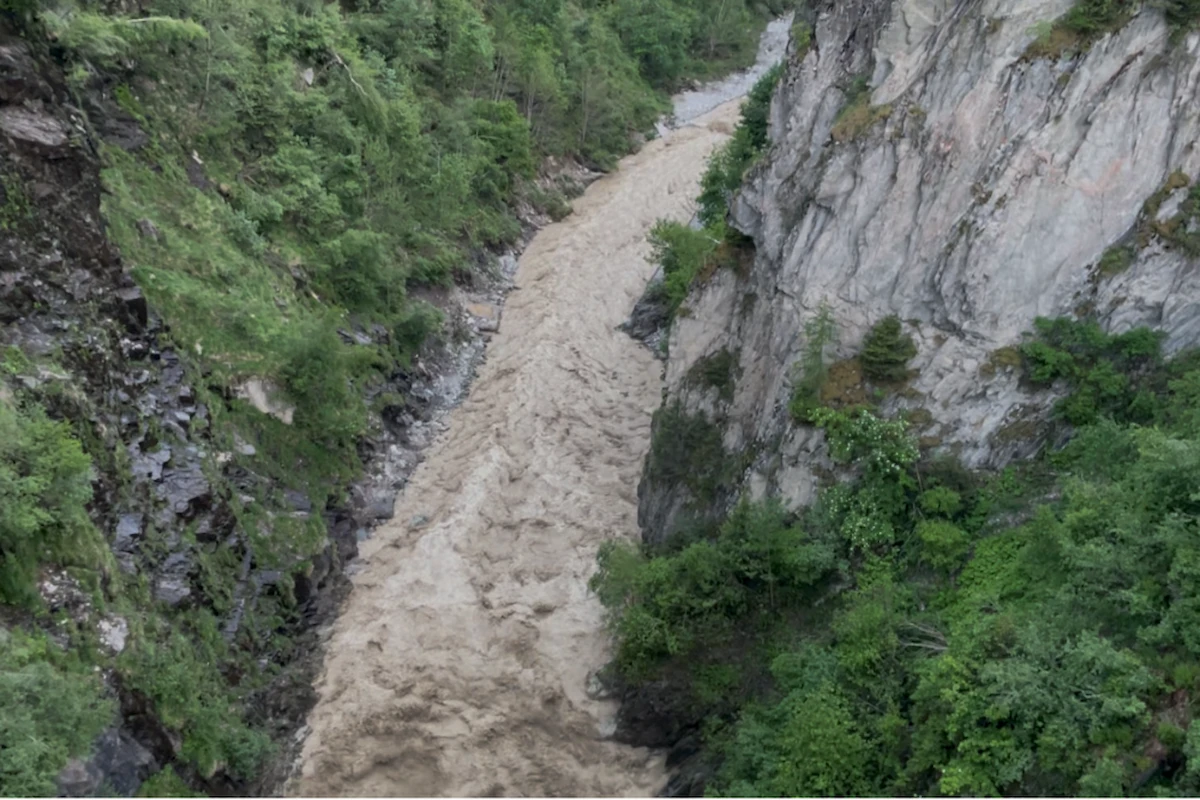 Teilweise entleerter Stausee mit Sedimentablagerung im Gebirge