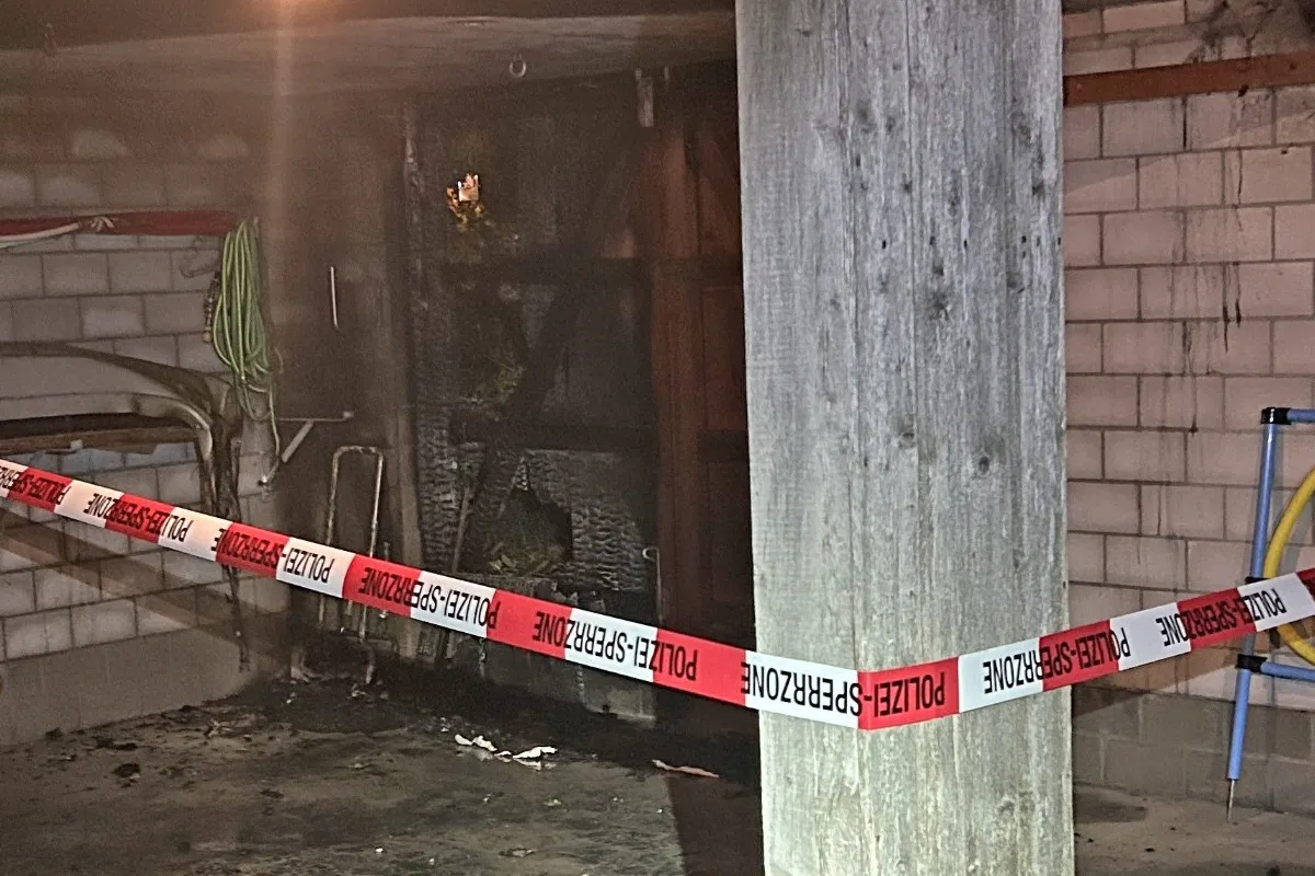 Brandspuren in Carport in Güttingen in der Nacht vom 19. Juni 2025, abgesperrt von Polizei mit Sperrband