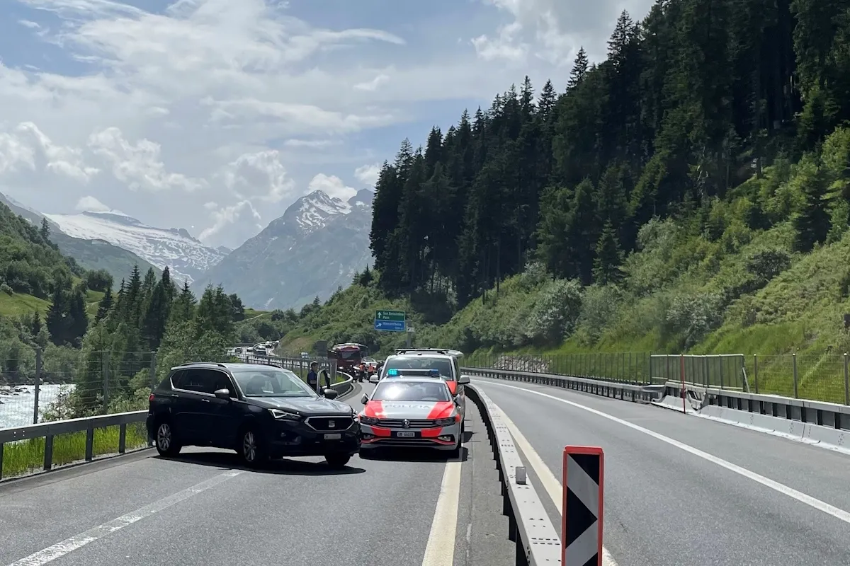 Mesocco GR: Motorradgruppe überholt in Tunnel – Polizei greift ein