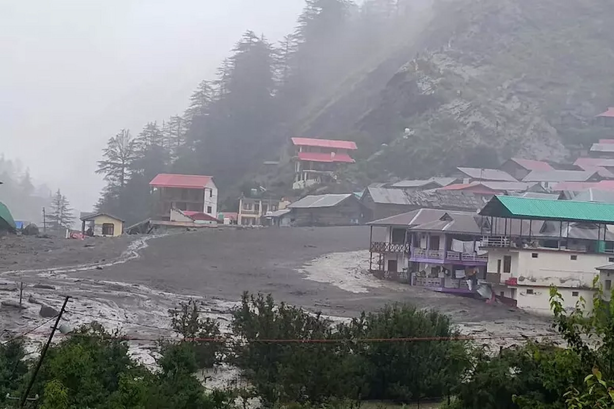 Dorf in Indien nach Erdrutsch unter Schlamm begraben