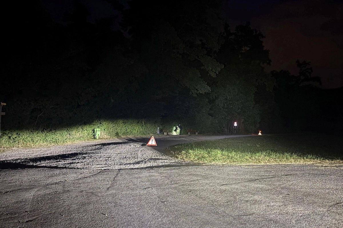 Nachtaufnahme in Embrach: Polizeiabsperrung nach einer Auseinandersetzung im Bundesasylzentrum mit mehreren Verletzten.