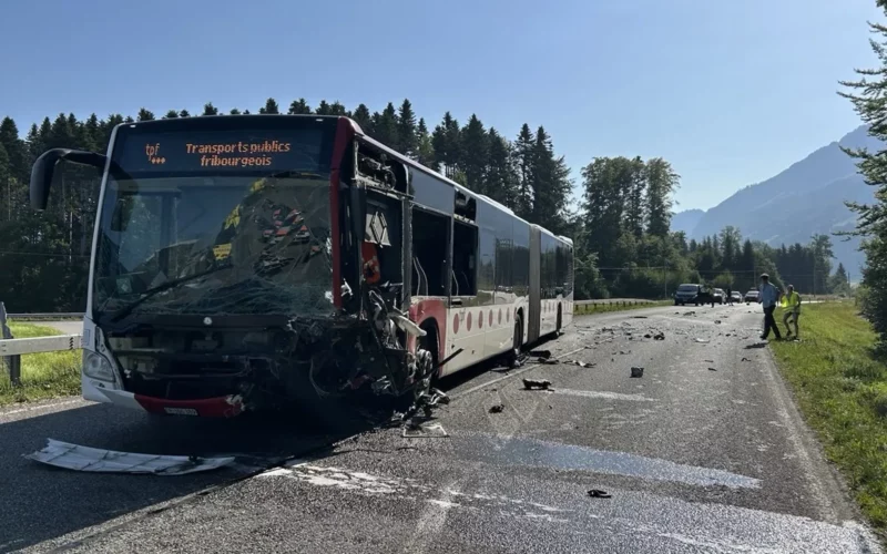 Frontalcrash in La Tour-de-Trême FR – Auto überschlägt sich nach Buskollision