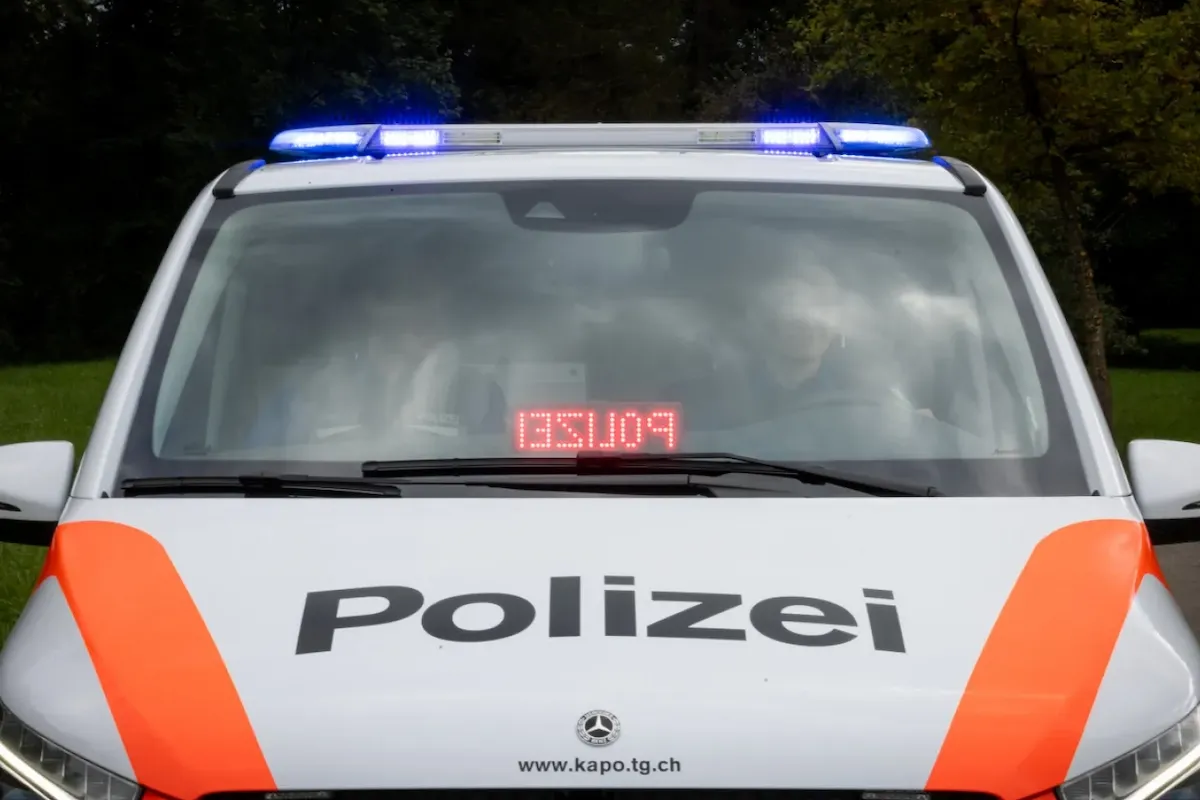 Frontansicht eines Polizeiautos der Kantonspolizei Thurgau mit eingeschaltetem Blaulicht