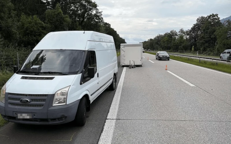 Sevelen SG: Lieferwagen kracht auf A13 in Mittelleitplanke