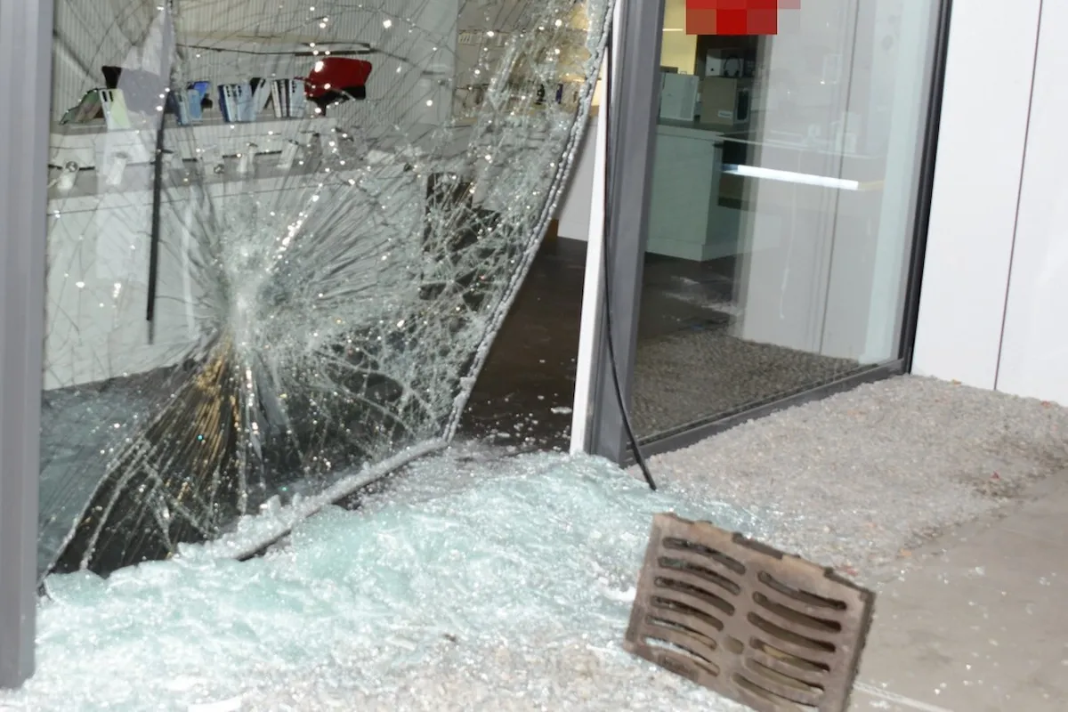 Zerstörte Schaufensterscheibe eines Telekom-Shops in Vaduz nach einem Einbruch am 26. September 2025.