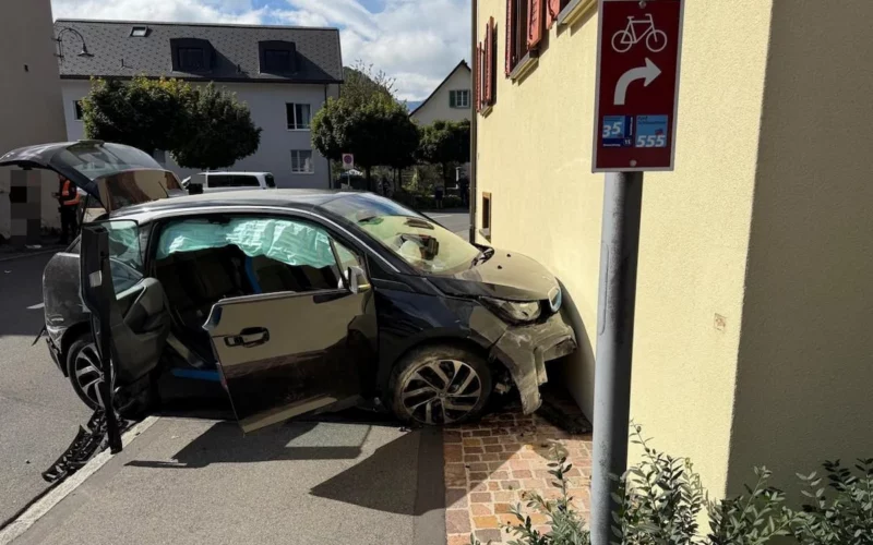 Balzers FL: Autofahrerin prallt in Hausmauer – ein Verletzter