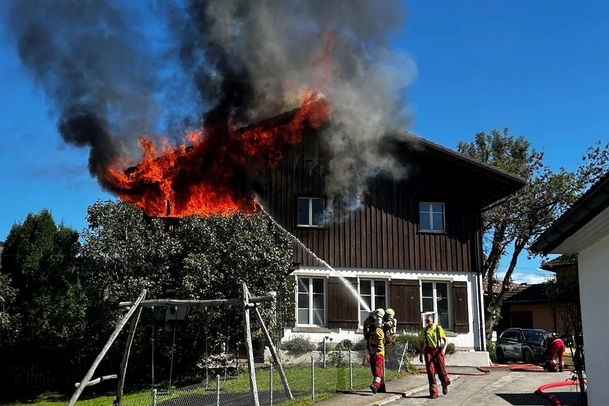 Feuerwehr löscht brennendes Wohnhaus in Laupen, starker Rauch und Flammen sichtbar