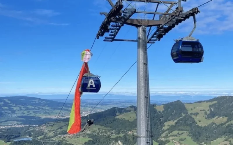Gleitschirm-Pilot kracht in Seilbahnkabel – Rettung aus der Luft