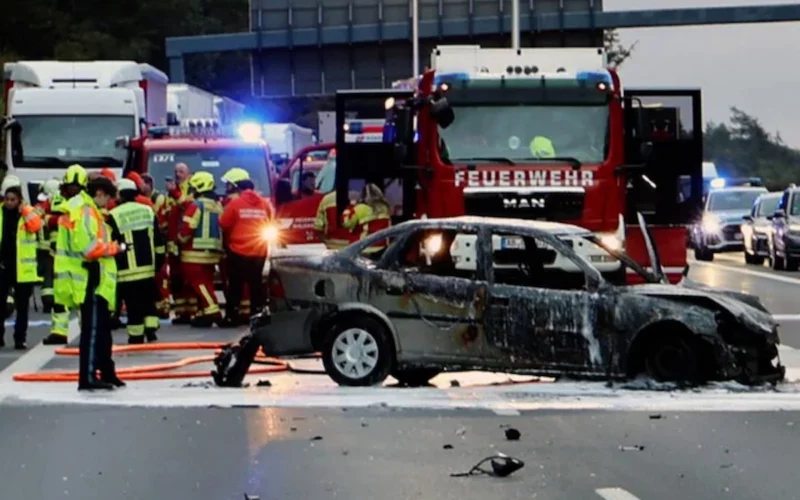 A3-Unfall bei Rohrbrunn (D): Opel brennt, Fahrer flieht