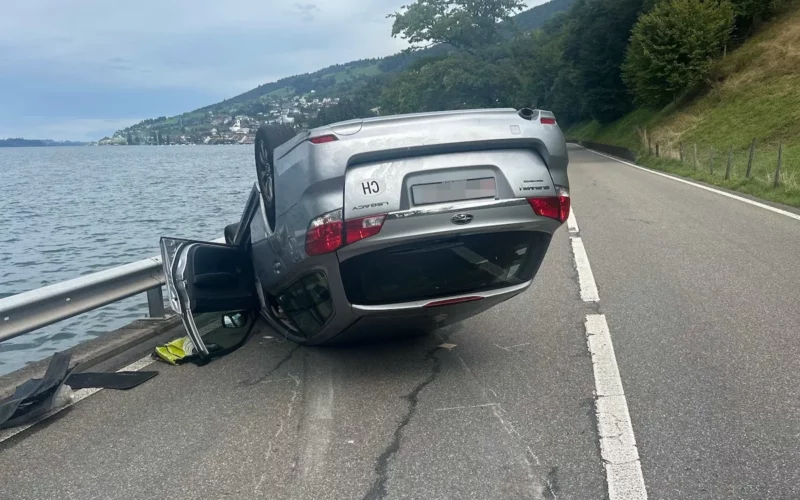 Arth SZ: Auto kippt nach Crash mit Felsen aufs Dach